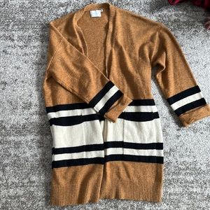 Lush Carmel, black and white sweater with pockets
